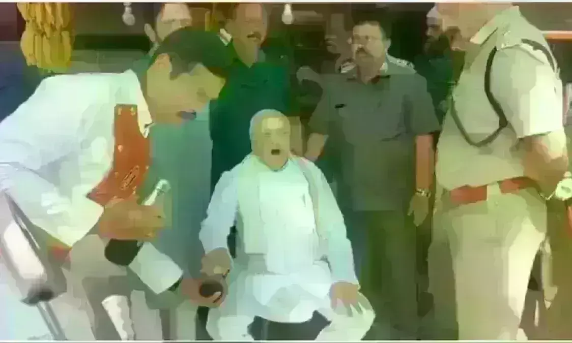 केरल के राज्यपाल ने चाय वाले से कुर्सी मांगी और धरने पर बैठ गए, SFI ने दिखाए काले झंडे केरल के राज्यपाल ने चाय वाले से कुर्सी मांगी और धरने पर बैठ गए, SFI ने दिखाए काले झंडे