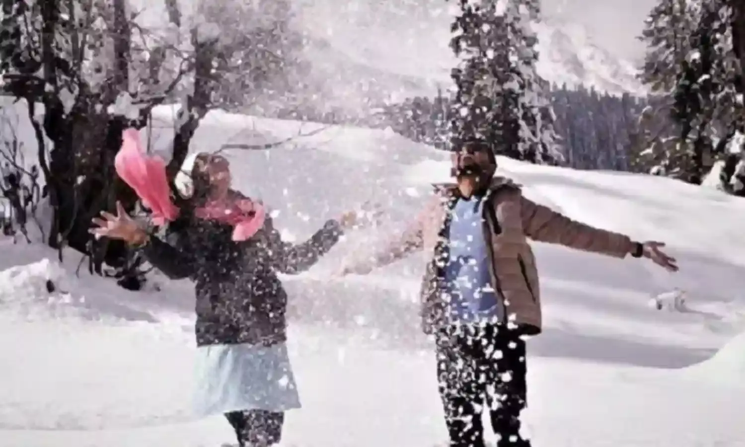 कश्मीर घाटी के उपरी इलाकों में बर्फबारी जारी