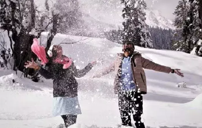 कश्मीर घाटी के उपरी इलाकों में बर्फबारी जारी