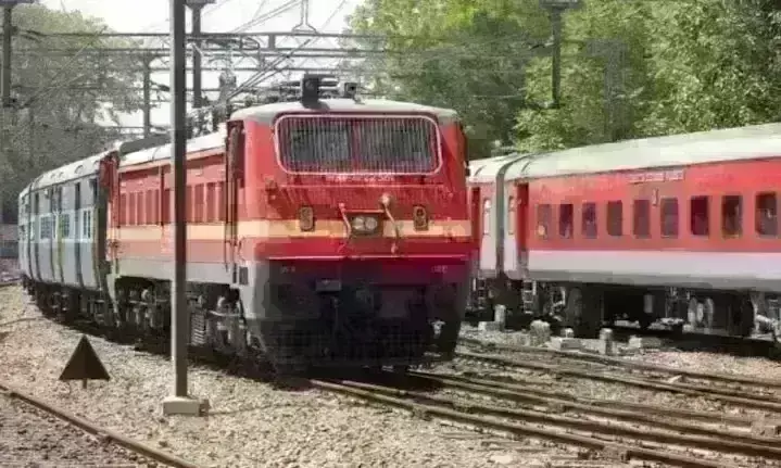 होली के बाद अब घर वापसी को लेकर उमड़ी भीड़, सुबह से तत्काल के लिए लगी लाइन