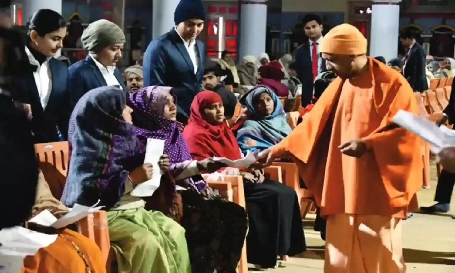 मुख्यमंत्री योगी ने जनता दर्शन में सुनीं लोगों की समस्याएं, दिए समाधान के निर्देश