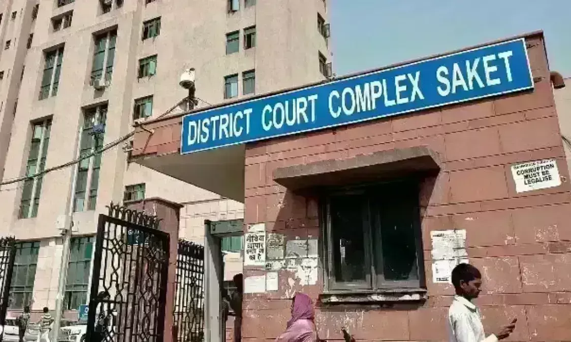 दिल्ली में पत्नी को कोर्ट के गेट पर रोककर पति ने छत से लगाई छलांग, मौके पर ही मौत दिल्ली में पत्नी को कोर्ट के गेट पर रोककर पति ने छत से लगाई छलांग, मौके पर ही मौत