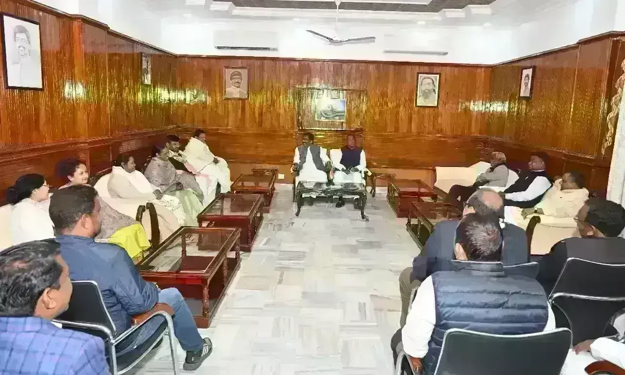31 घंटे बाद सामने आए हेमंत सोरेन, सत्ता पक्ष के मंत्रियों और विधायकों की बैठक में हुए शामिल