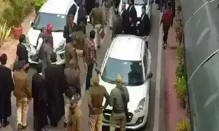 ग्वालियर उच्च न्यायालय में सुरक्षा घेरा तोड़कर दो कारें घुसी, युवक युवती दबोचे ग्वालियर उच्च न्यायालय में सुरक्षा घेरा तोड़कर दो कारें घुसी, युवक युवती दबोचे