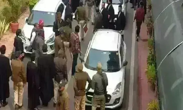 ग्वालियर उच्च न्यायालय में सुरक्षा घेरा तोड़कर दो कारें घुसी, युवक युवती दबोचे ग्वालियर उच्च न्यायालय में सुरक्षा घेरा तोड़कर दो कारें घुसी, युवक युवती दबोचे