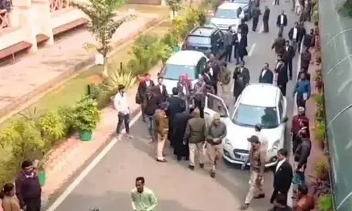 ग्वालियरः हाईकोर्ट की सुरक्षा में चूक, फिल्मी स्टाइल में घुसीं दो कारें