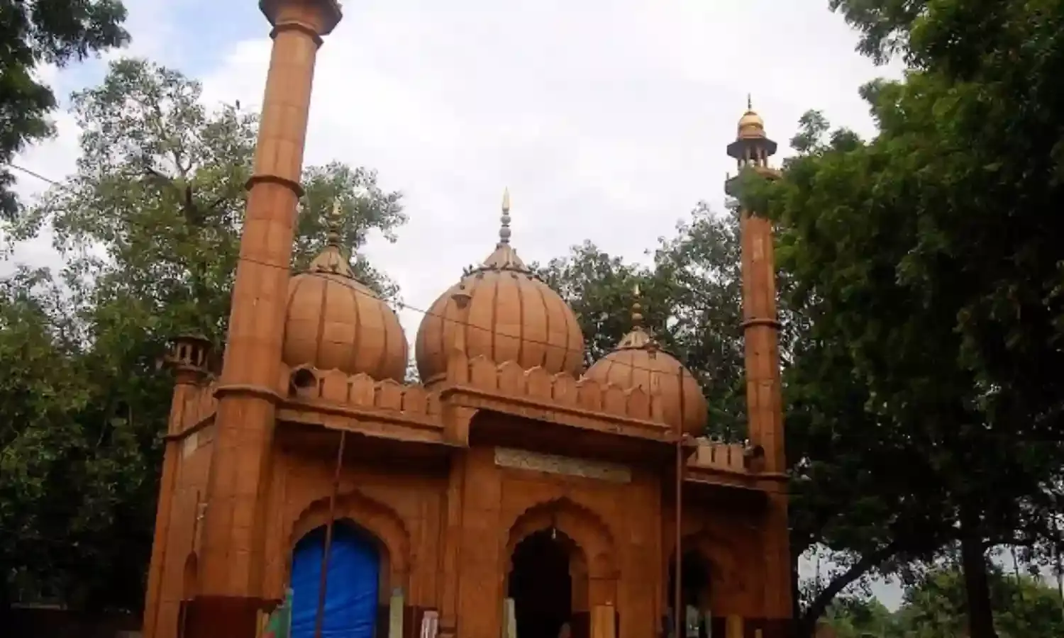 दिल्ली की सुनहरी पर बवाल क्यों?