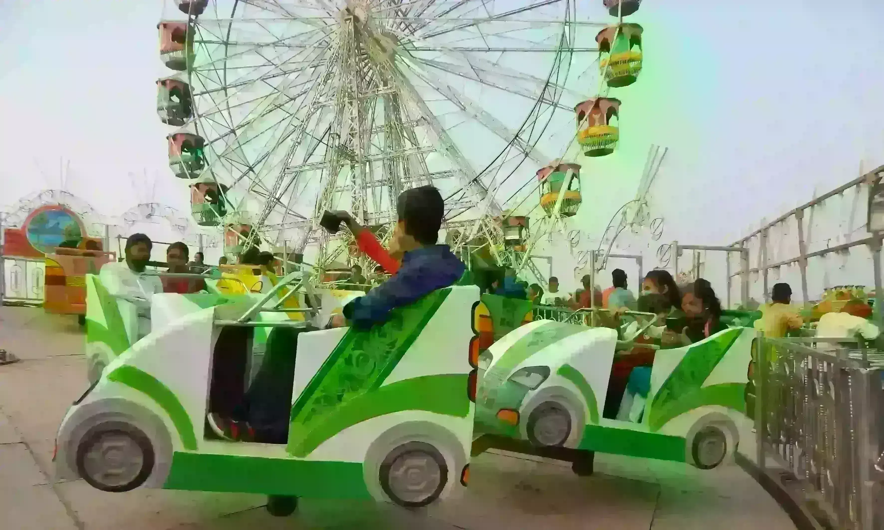 ग्वालियर मेले में 28 में से 26 झूले शुरू हुए, नाव और पालकी झूले में बेल्ट की जगह लगवाए लॉक बेल्ट