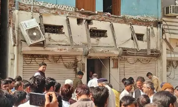 मकान का जर्जर छज्जा गिरने से दादी व पोती की मौत, दादा की हालत गंभीर