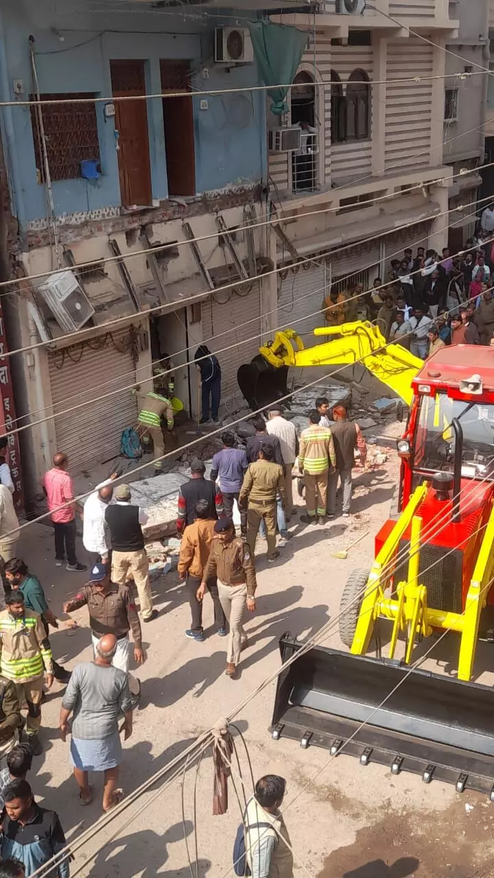 मकान का जर्जर छज्जा गिरने से दादी व पोती की मौत, दादा की हालत गंभीर
