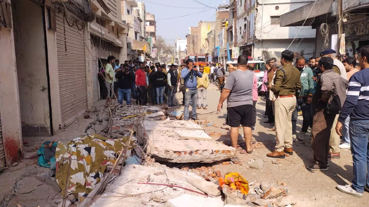 मकान का जर्जर छज्जा गिरने से दादी व पोती की मौत, दादा की हालत गंभीर