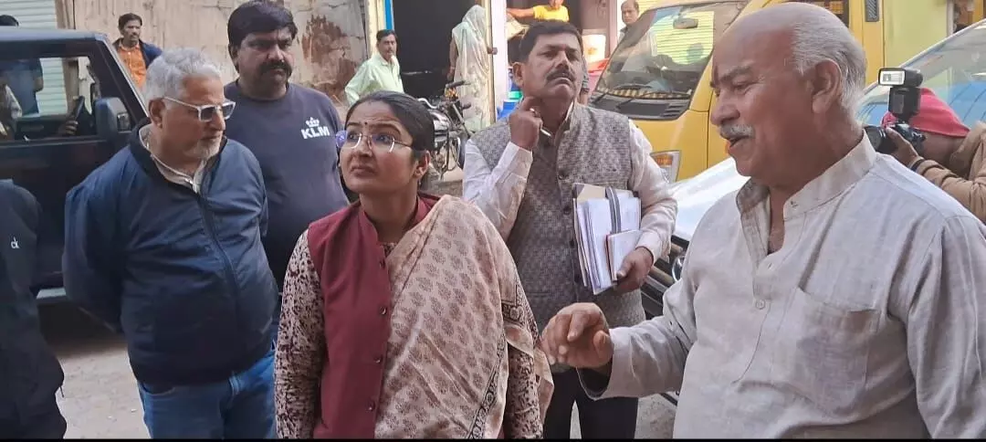 मकान का जर्जर छज्जा गिरने से दादी व पोती की मौत, दादा की हालत गंभीर