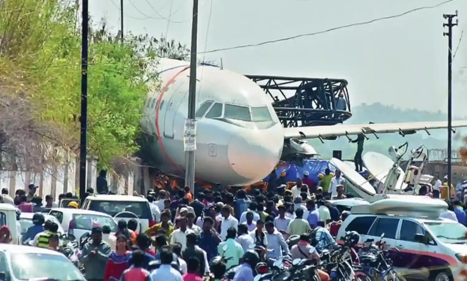 बोइस हवाई अड्डे पर हैंगर गिरने से 3 की मौत, कम से कम 9 घायल बोइस हवाई अड्डे पर हैंगर गिरने से 3 की मौत, कम से कम 9 घायल