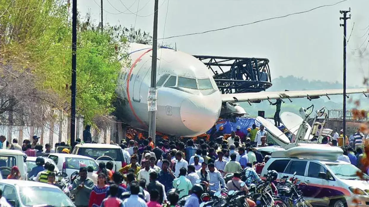 बोइस हवाई अड्डे पर हैंगर गिरने से 3 की मौत, कम से कम 9 घायल