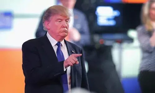 रिपोर्टर को डोनाल्ड ट्रम्प ने ट्रोल किया जिसने उनसे अपने हाथ पर लाल धब्बे के बारे में पूछा रिपोर्टर को डोनाल्ड ट्रम्प ने ट्रोल किया जिसने उनसे अपने हाथ पर लाल धब्बे के बारे में पूछा