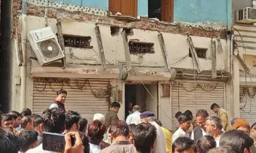 मकान का जर्जर छज्जा गिरने से दादी व पोती की मौत, दादा की हालत गंभीर