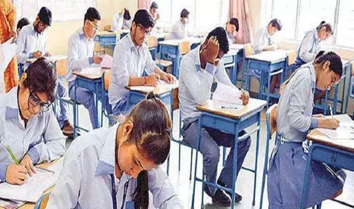 पश्चिम बंगाल में माध्यमिक परीक्षा के पहले दिन ही पेपर लीक पश्चिम बंगाल में माध्यमिक परीक्षा के पहले दिन ही पेपर लीक