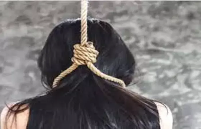 कक्षा नौवीं की छात्रा का फंदे से लटकता शव मिला कक्षा नौवीं की छात्रा का फंदे से लटकता शव मिला