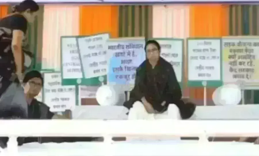 ममता बनर्जी केंद्र सरकार के खिलाफ धरने पर बैठी, राज्य के बकाए के भुगतान की मांग