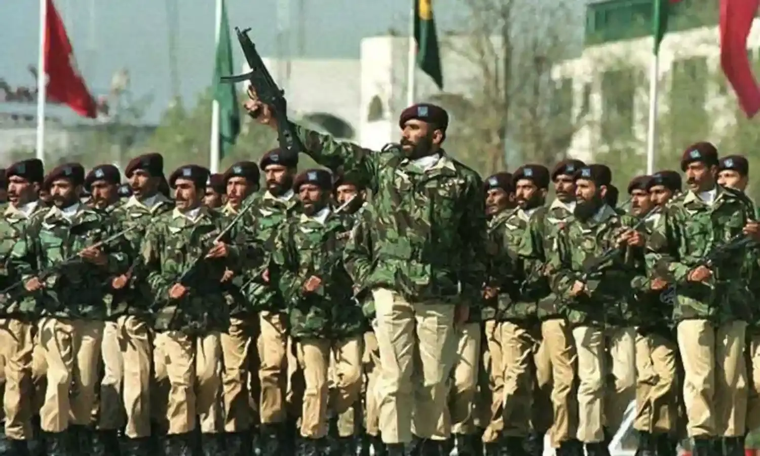 सर्वेक्षण : पाकिस्तान में सेना को सबसे भरोसेमंद संस्था की रेटिंग