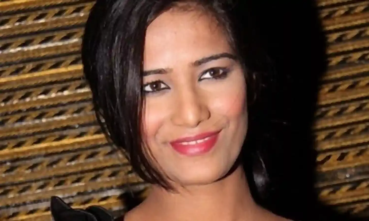 सर्वाइकल कैंसर मौत का नाटक करने के लिए पूनम पांडे पर इंटरनेट का गुस्सा