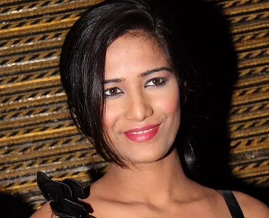 सर्वाइकल कैंसर मौत का नाटक करने के लिए पूनम पांडे पर इंटरनेट का गुस्सा