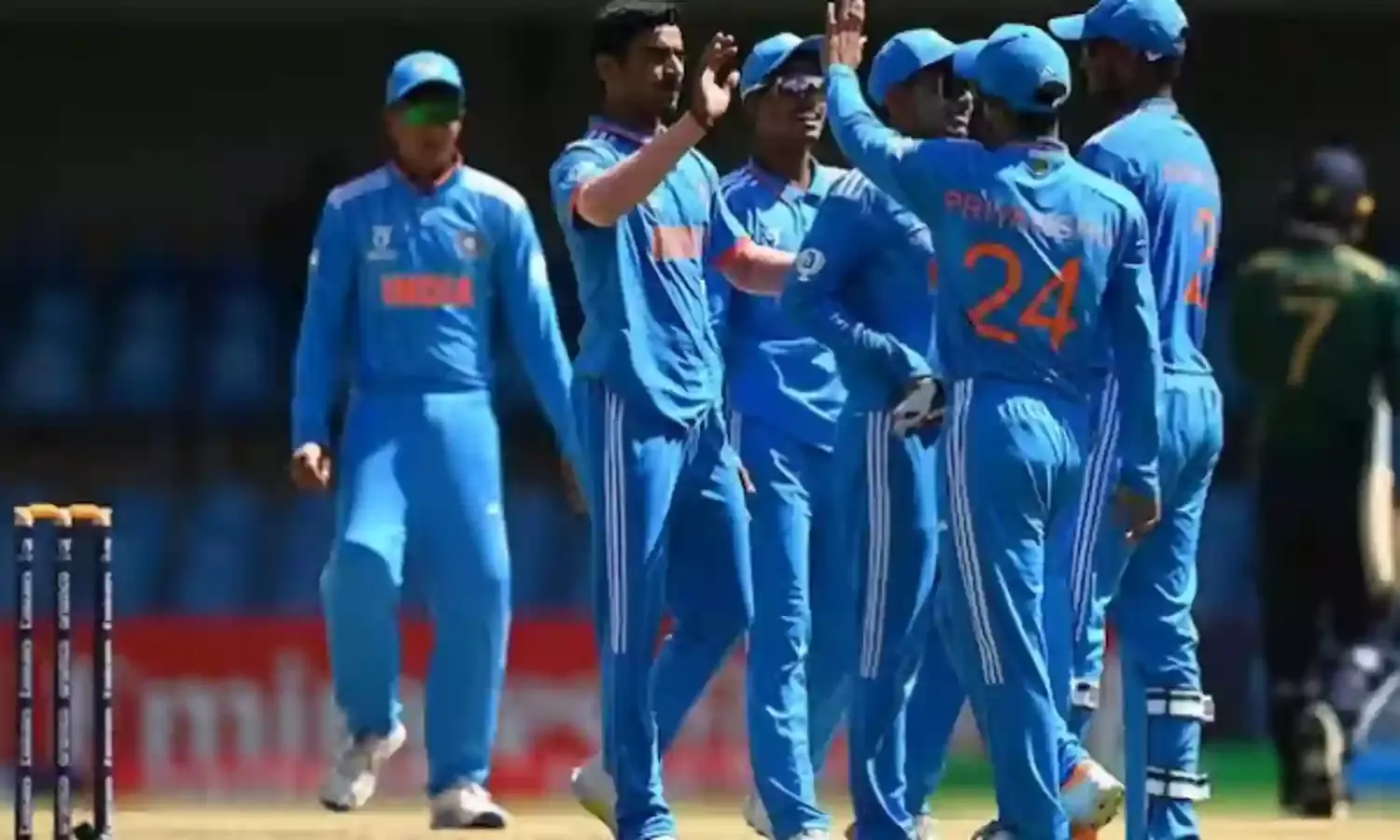 Under-19 World Cup: सेमीफाइनल में पहुंची भारतीय टीम, कल दक्षिण अफ्रीका से होगा मुकाबला Under-19 World Cup: सेमीफाइनल में पहुंची भारतीय टीम, कल दक्षिण अफ्रीका से होगा मुकाबला