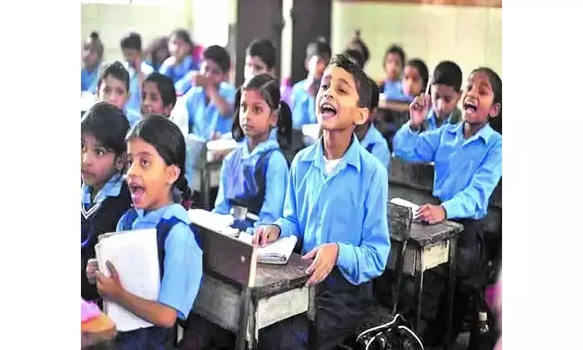 बच्चों के हृदय पटल पर मानवता का आलेख लिखें... बच्चों के हृदय पटल पर मानवता का आलेख लिखें...