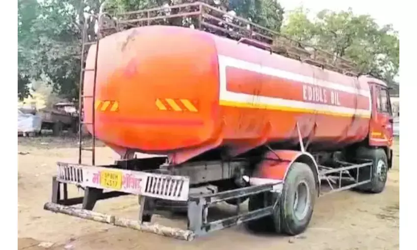 मध्य प्रदेश से आ रहे सरसों के तेल के टैंकर को पकड़ा