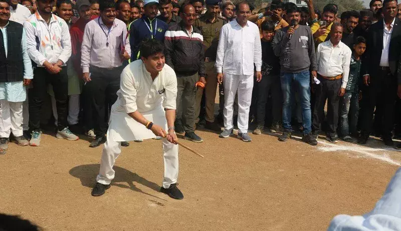 सिंधिया ने खेला गुल्ली-डंडा, बोले - खेलों की तरह असल जिंदगी में भी कोऑर्डिनेशन जरूरी