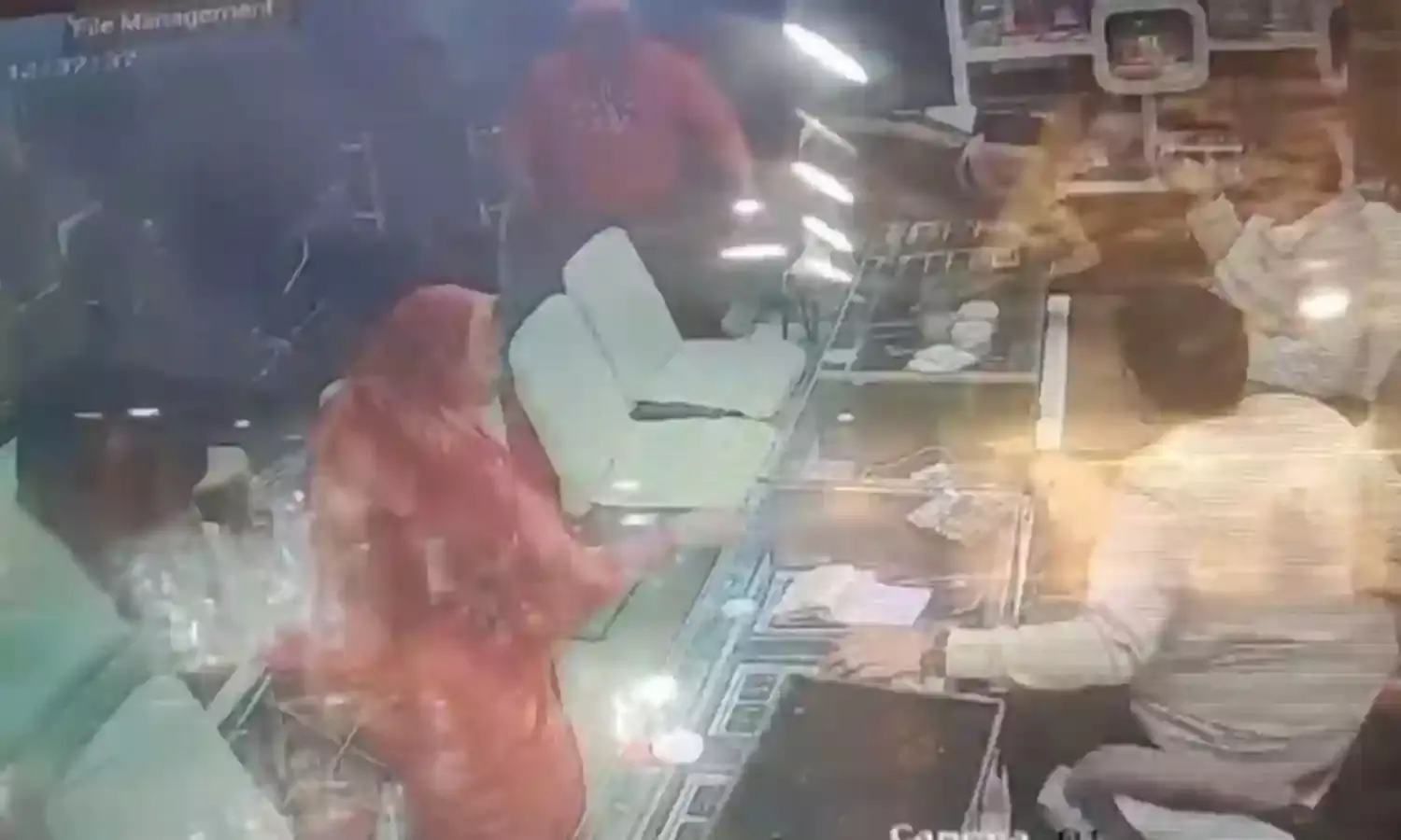 मुरैनाः दुकान में घुसकर सराफा कारोबारी पर कट्टे तानकर 3 बदमाश लूट ले गए 6.50 लाख रुपये