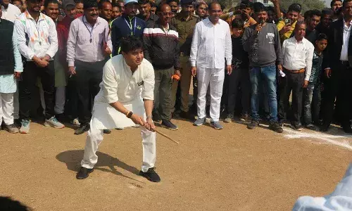 सिंधिया ने खेला गुल्ली-डंडा, बोले - खेलों की तरह असल जिंदगी में भी कोऑर्डिनेशन जरूरी