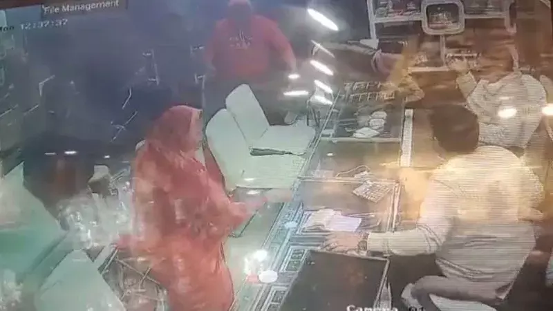 मुरैनाः दुकान में घुसकर सराफा कारोबारी पर कट्टे तानकर 3 बदमाश लूट ले गए 6.50 लाख रुपये