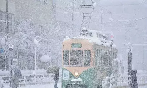 जापान की राजधानी टोक्यो में भारी बर्फबारी, सड़क, रेल और हवाई परिवहन प्रभावित, बिजली गुल