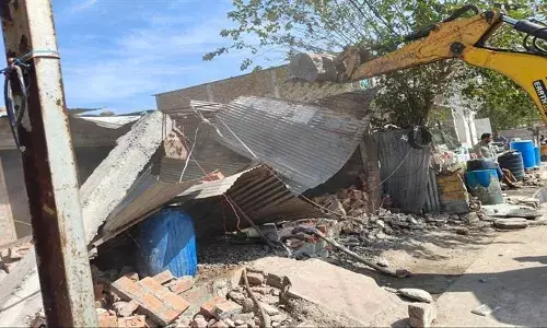 इंदौरः जिला प्रशासन ने करोड़ों की शासकीय भूमि पर बने 64 अवैध निर्माण किए गए ध्वस्त