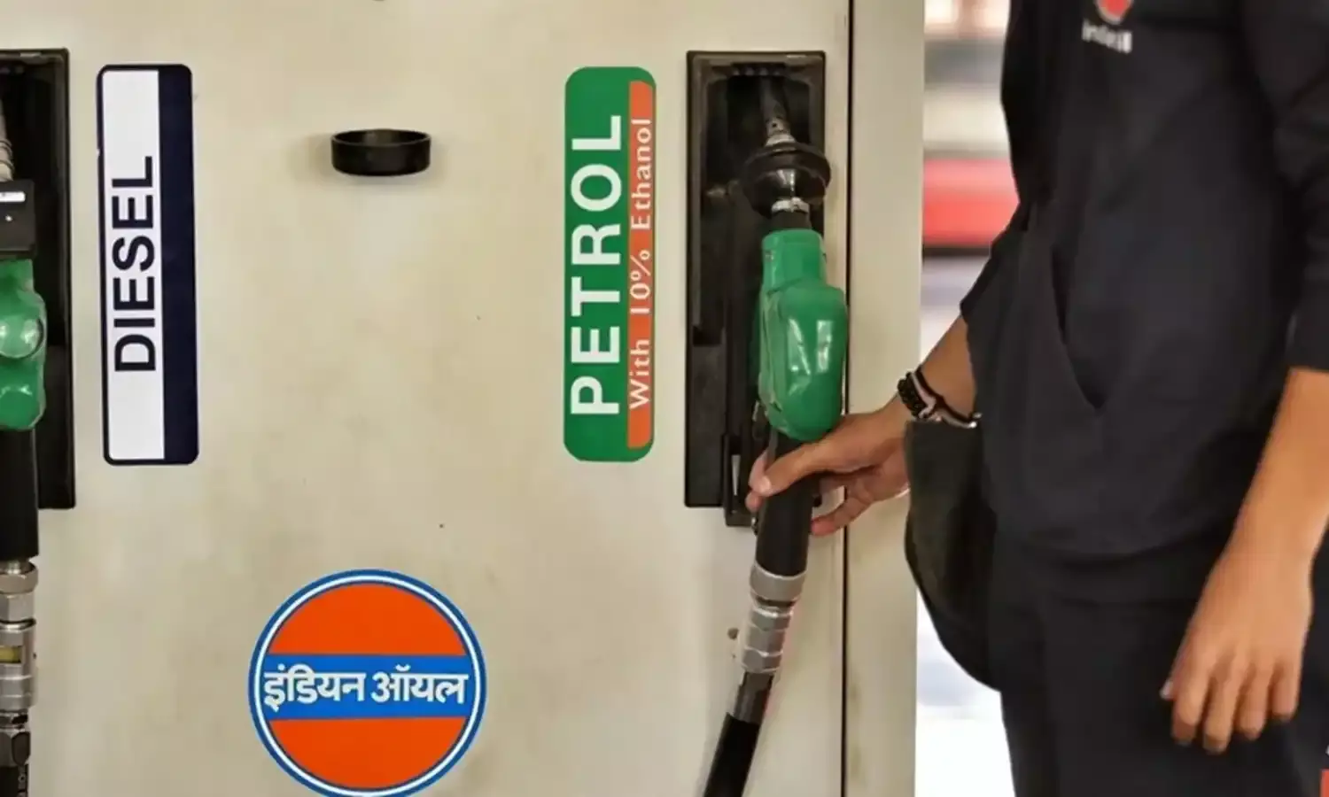 कच्चा तेल 79 डॉलर प्रति बैरल के करीब, पेट्रोल-डीजल की कीमत स्थिर