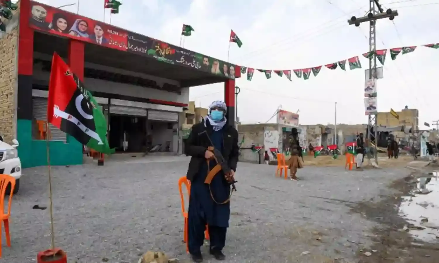 पाकिस्तान में आतंकवादियों ने मतदान केंद्रों और उम्मीदवारों के घरों पर ग्रेनेड से किया हमला