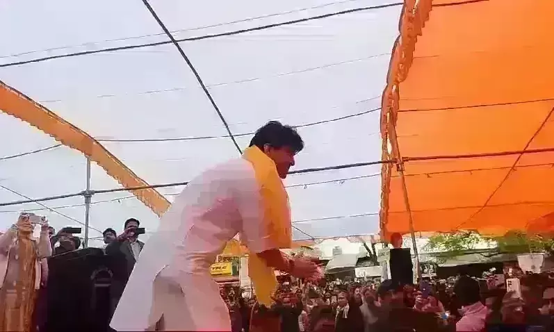 ज्योतिरादित्य सिंधिया का शिवपुरी में दिखा अलग अंदाज, लोकगीत सुन मंच पर थिरके ज्योतिरादित्य सिंधिया का शिवपुरी में दिखा अलग अंदाज, लोकगीत सुन मंच पर थिरके