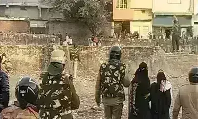 हल्द्वानी में अवैध मदरसे पर चला बुलडोजर, विरोध में उपद्रवियों ने फेंके पत्थर