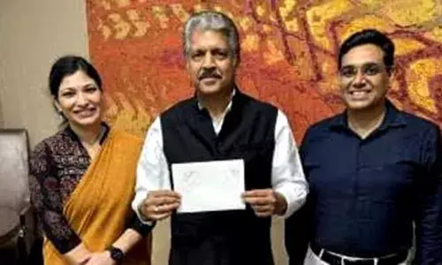 आनंद महिंद्रा ने आईपीएस मनोज शर्मा और आईआरएस श्रद्धा जोशी से की मुलाकात