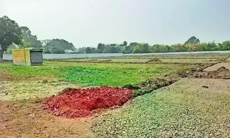 नौगांव में हो रहा था अवैध कॉलोनी का निर्माण, एक घंटे में पिलर व गेट तोड़े नौगांव में हो रहा था अवैध कॉलोनी का निर्माण, एक घंटे में पिलर व गेट तोड़े
