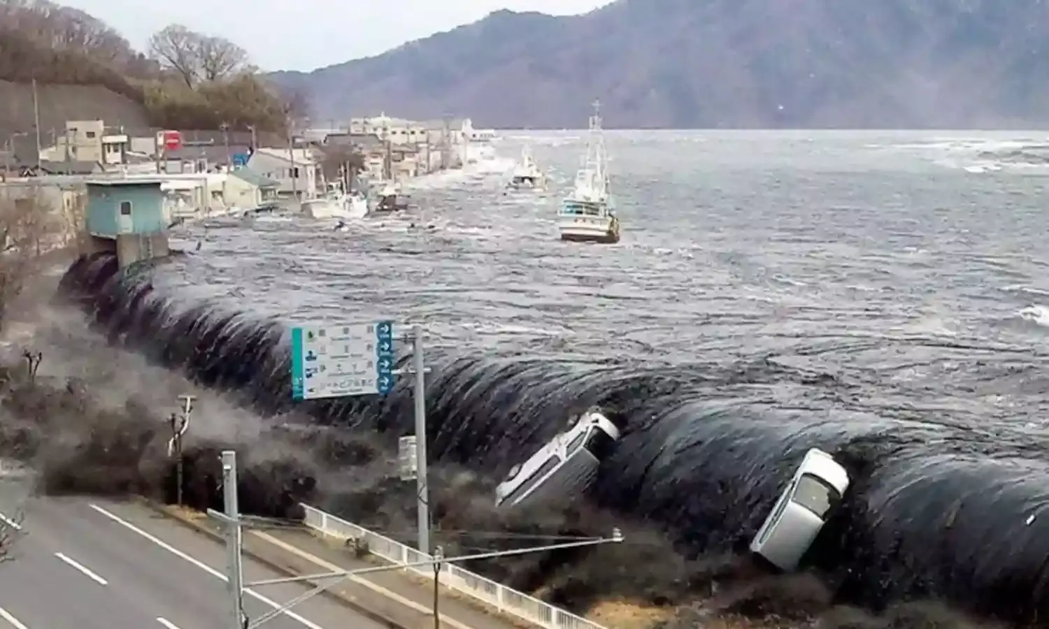 सुनामी प्रभावित जापान के फुकुशिमा न्यूक्लियर एनर्जी प्लांट से रेडियो एक्टिव पानी का रिसाव सुनामी प्रभावित जापान के फुकुशिमा न्यूक्लियर एनर्जी प्लांट से रेडियो एक्टिव पानी का रिसाव