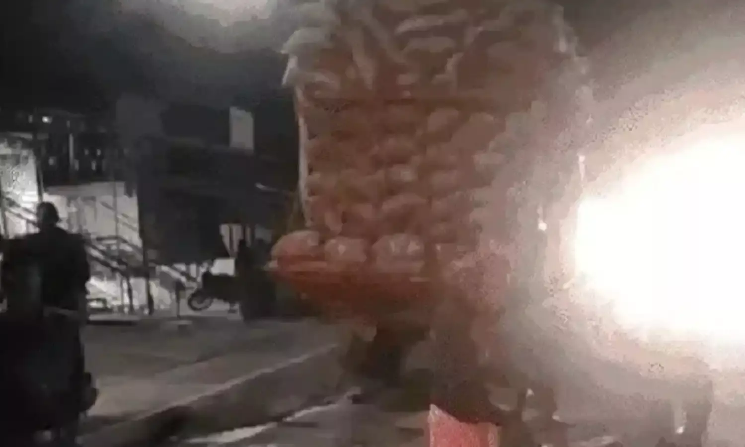 मप्रः मंडला में खड़े ट्रक से टकराई बेकाबू कार, चार लोगों की मौत, छह घायल