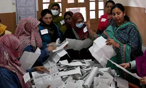 जेल में बंद इमरान खान की पाकिस्तान-तहरीक-ए-इंसाफ समर्थित निर्दलीय उम्मीदवार 154 सीटों पर आगे जेल में बंद इमरान खान की पाकिस्तान-तहरीक-ए-इंसाफ समर्थित निर्दलीय उम्मीदवार 154 सीटों पर आगे