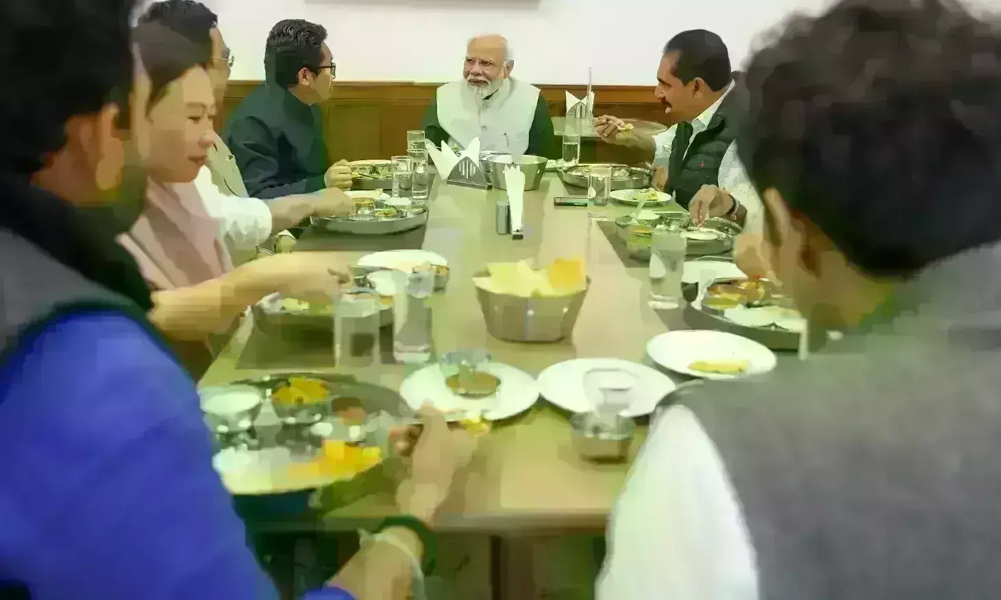 प्रधानमंत्री ने विभिन्न दलों के सांसदों के साथ लंच किया, कहा - चलिए, आपको सजा नहीं दूंगा