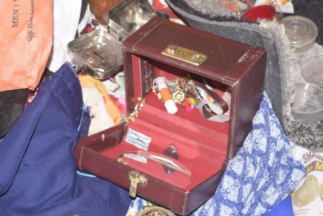 रिटायर्ड फौजी के सूने घर में चोरी ,20 लाख का सोना-चांदी पार