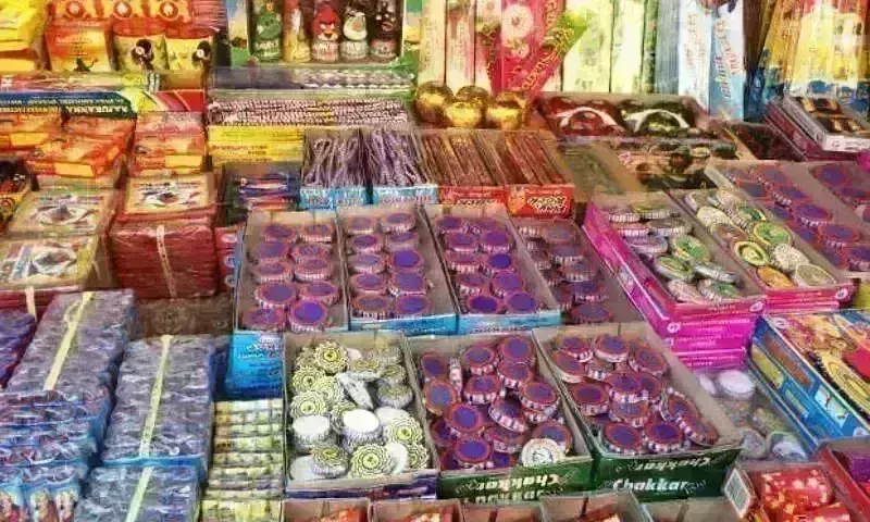 पटाखा दुकानदारों व गोदाम संचालकों के लाइसेंस होंगेे निरस्त