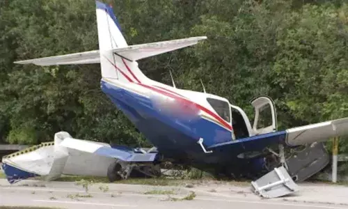 फ्लोरिडा में हाईवे पर विमान दुर्घटनाग्रस्त, 2 लोगों की मौत, वीडियो में लगी विमान में लगी आग