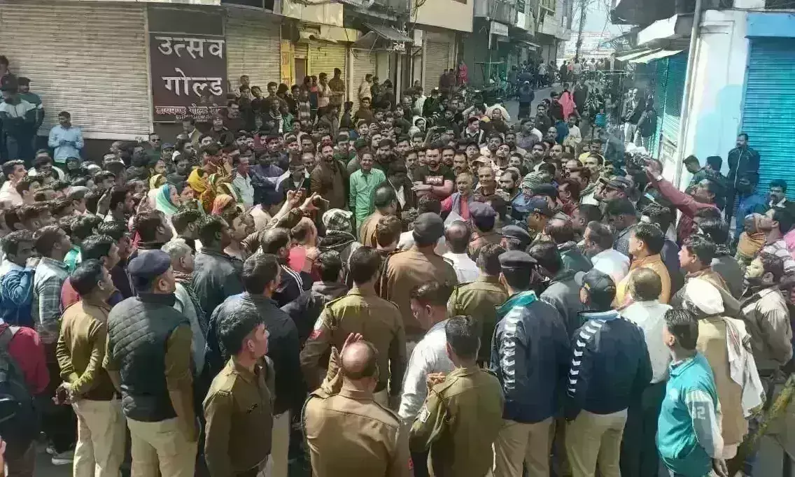 सागर में युवक की हत्या के विरोध में पुलिस पर फेंकी चूड़ियां, लोगों ने किया चक्काजाम