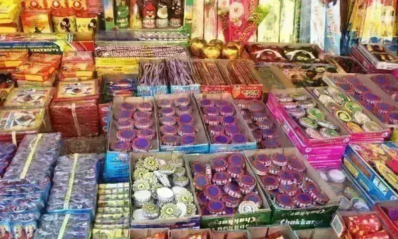 पटाखा दुकानदारों व गोदाम संचालकों के लाइसेंस होंगेे निरस्त